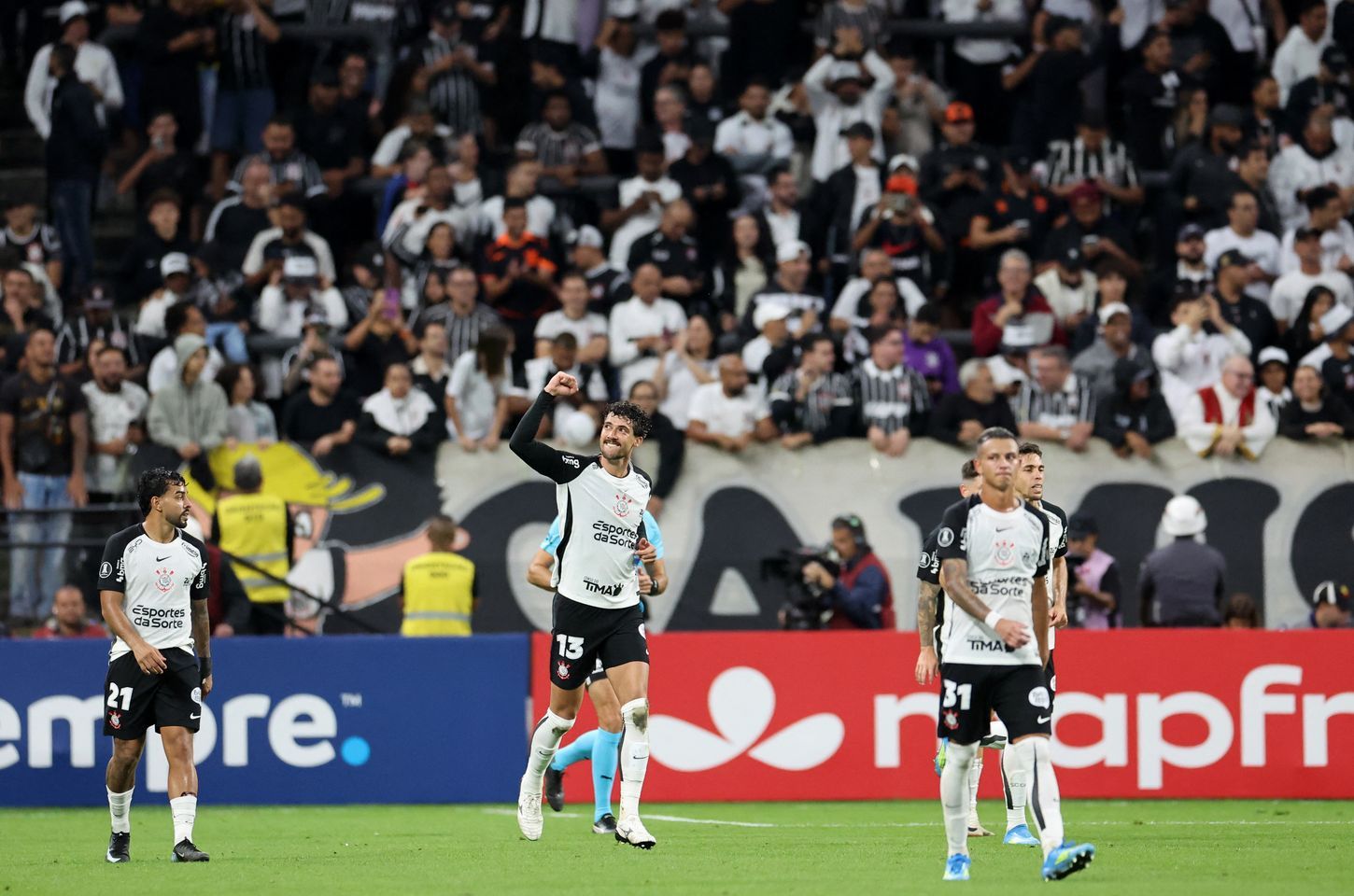 Corinthians vence e lidera grupo na Libertadores; Fluminense e Cruzeiro caem