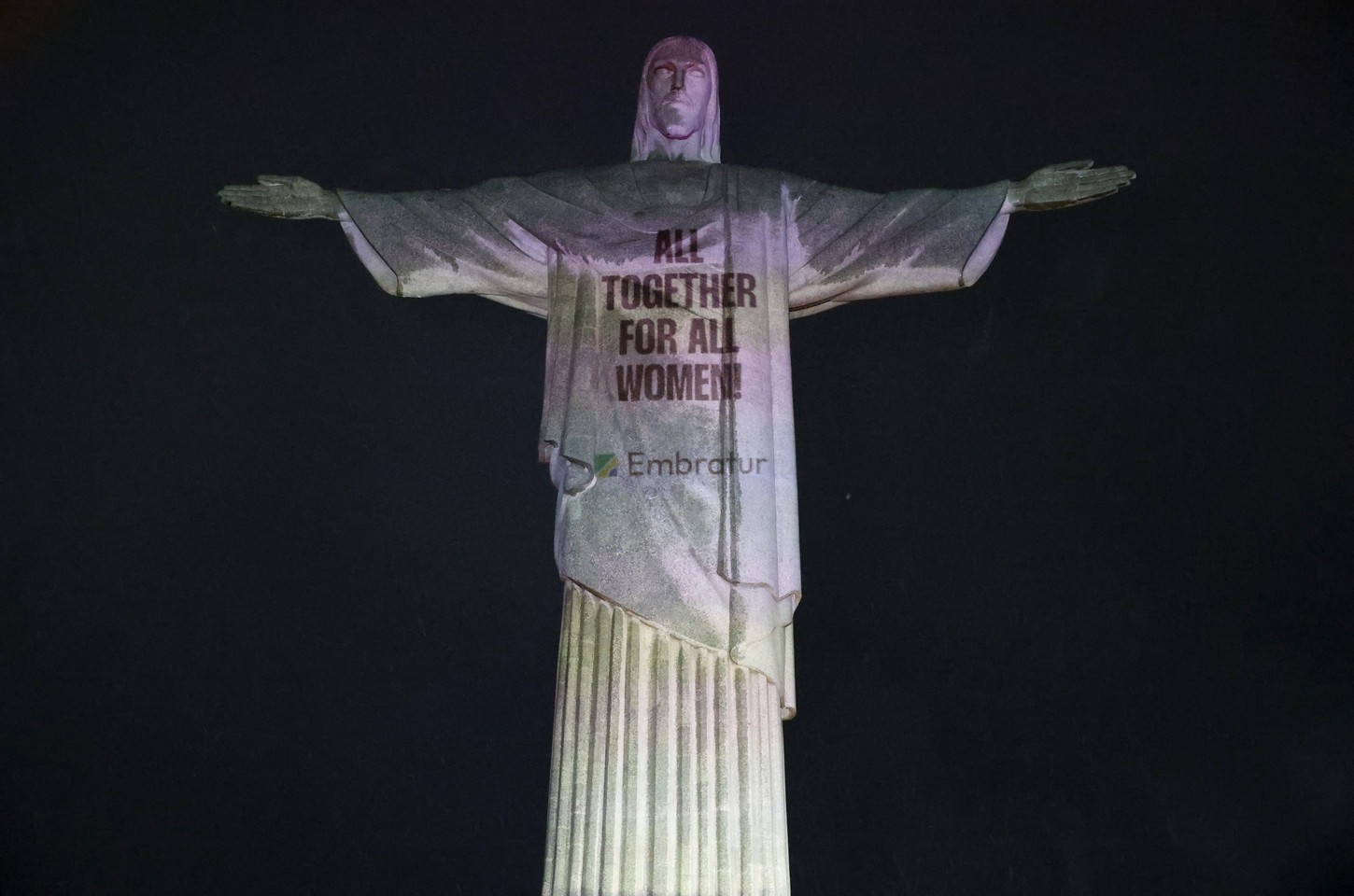 Cristo Redentor iluminado contra feminicídio em campanha com futebol feminino