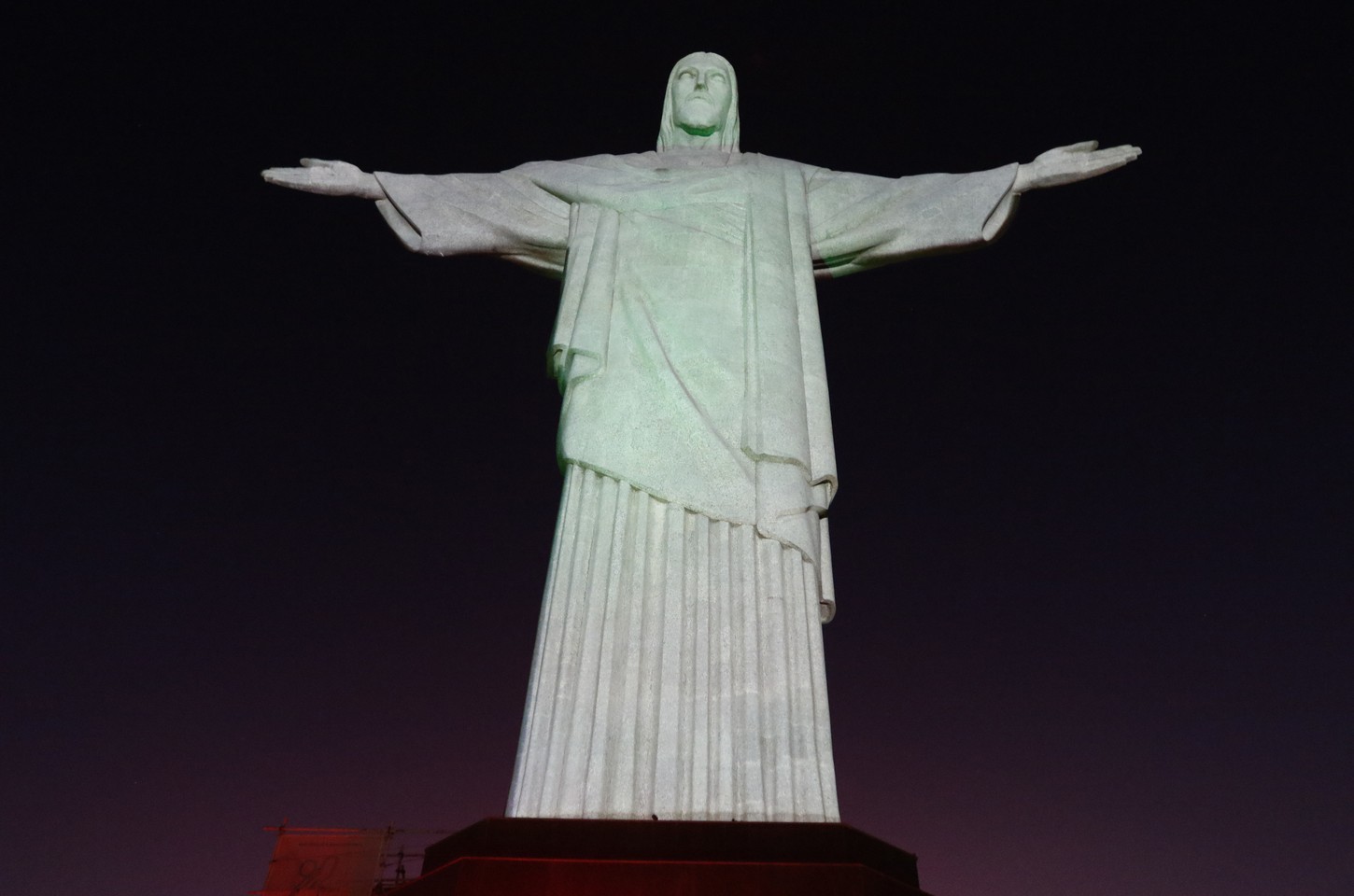 Cristo Redentor iluminado contra feminicídio em campanha que usa futebol feminino