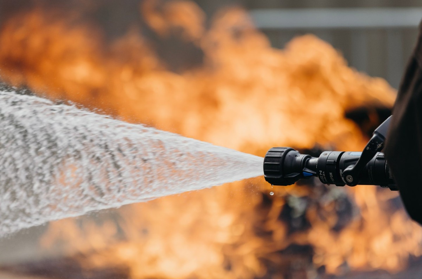 Da Nanotecnologia aos Incêndios: Como um Cientista Criou o Bico de Bombeiro do Futuro