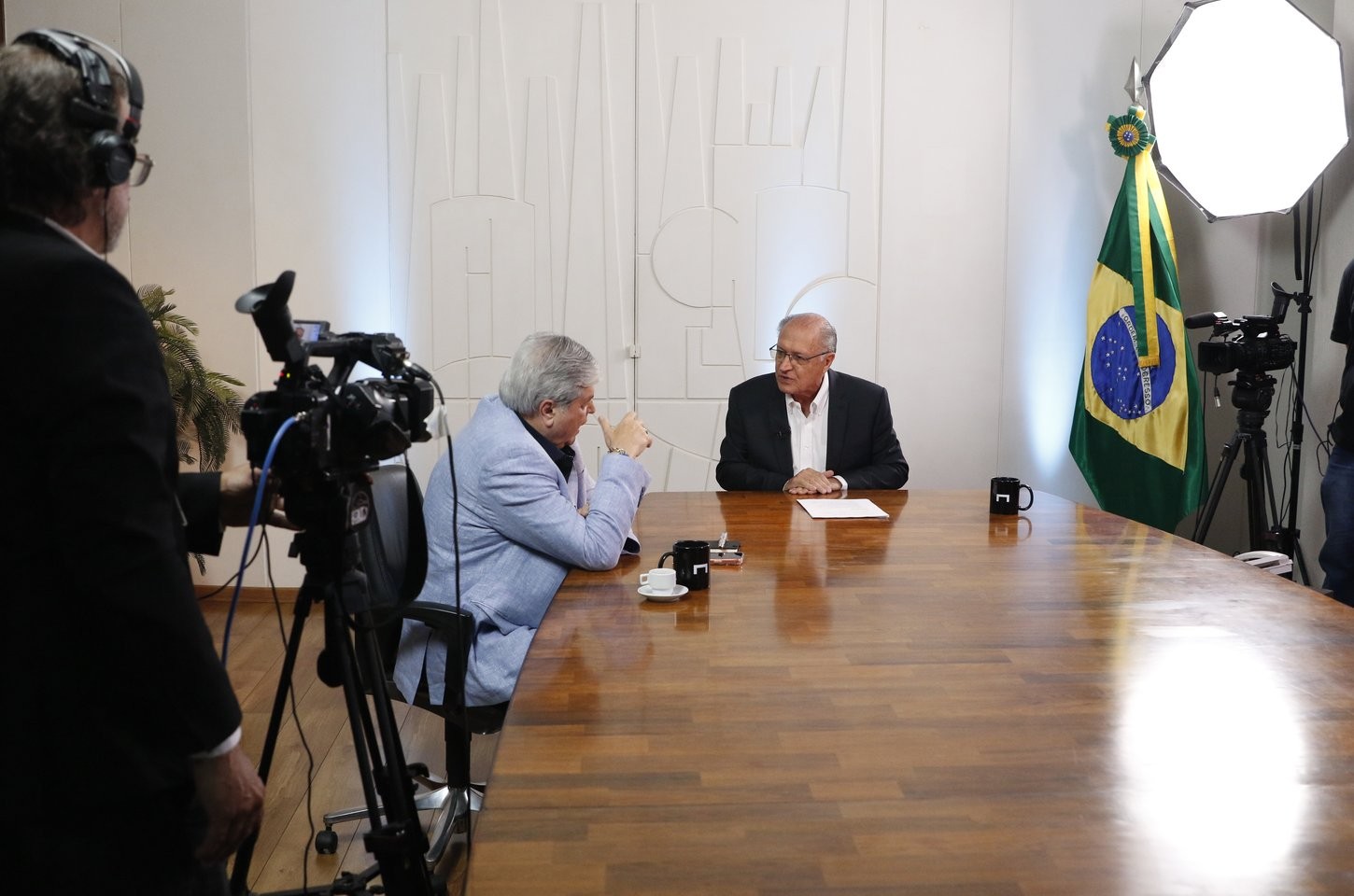Datena estreia programa de entrevistas na TV Brasil