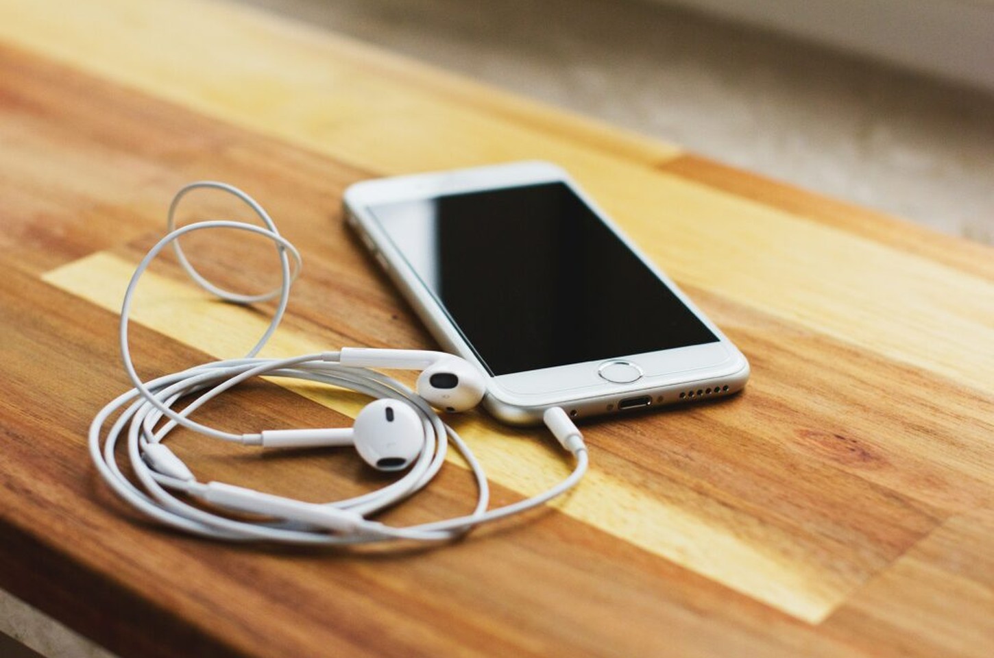 Deezer revela: 75 mil músicas de IA são enviadas por dia à plataforma