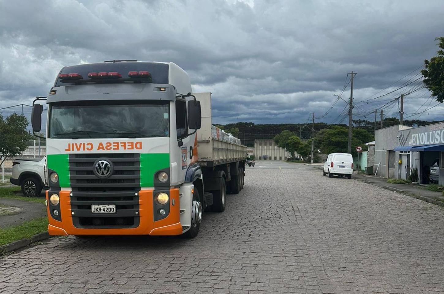 Defesa Civil envia nova remessa de telhas para vítimas de tornado em São José dos Pinhais