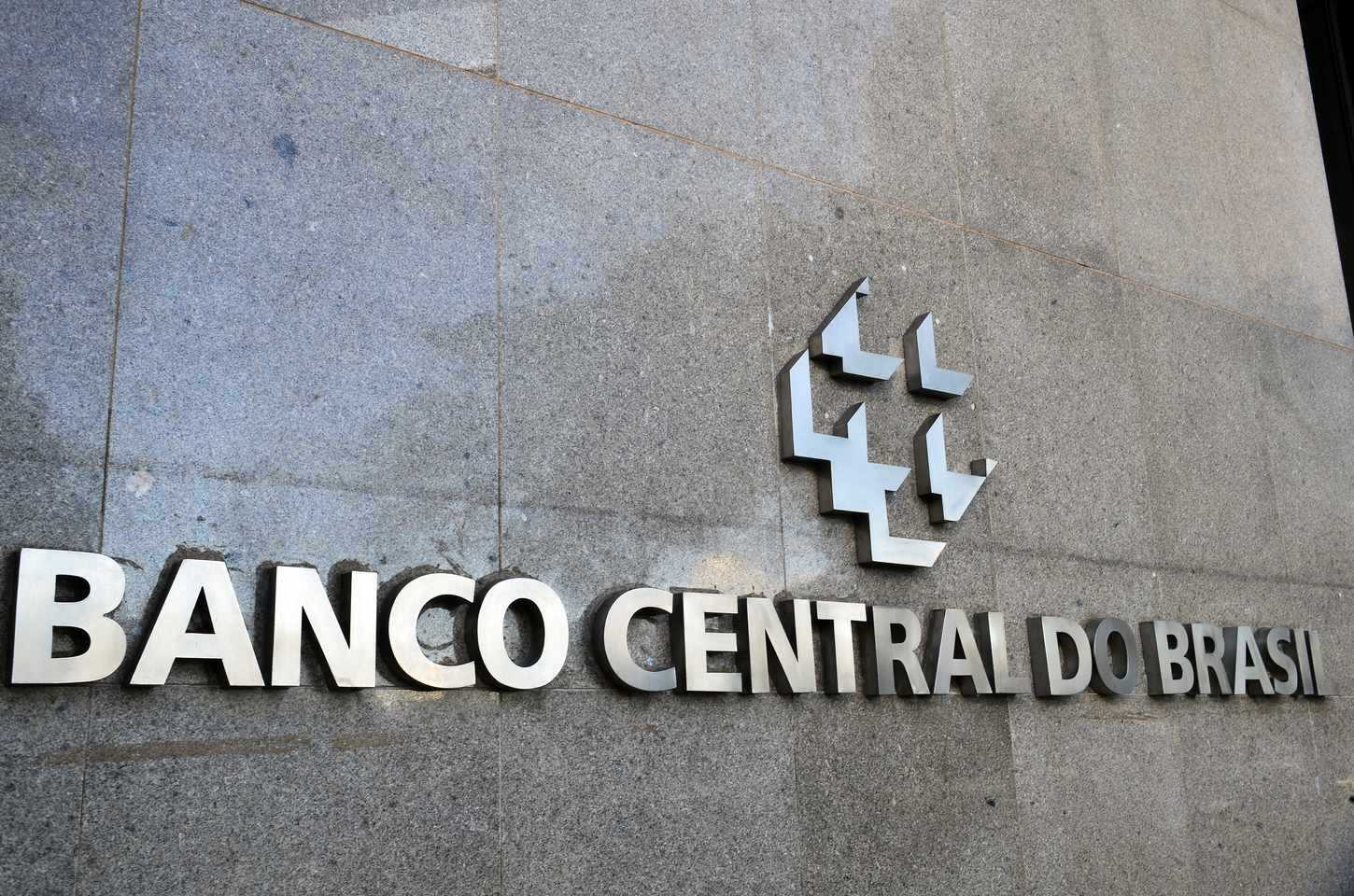 Déficit externo do Brasil cai em outubro com melhora na balança comercial