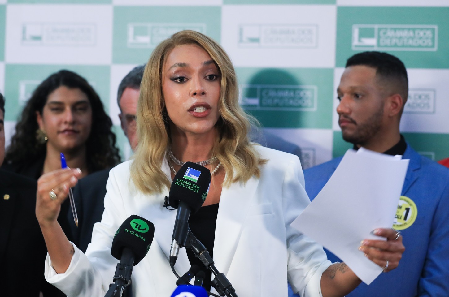 Deputada Erika Hilton processa Ratinho por declarações transfóbicas