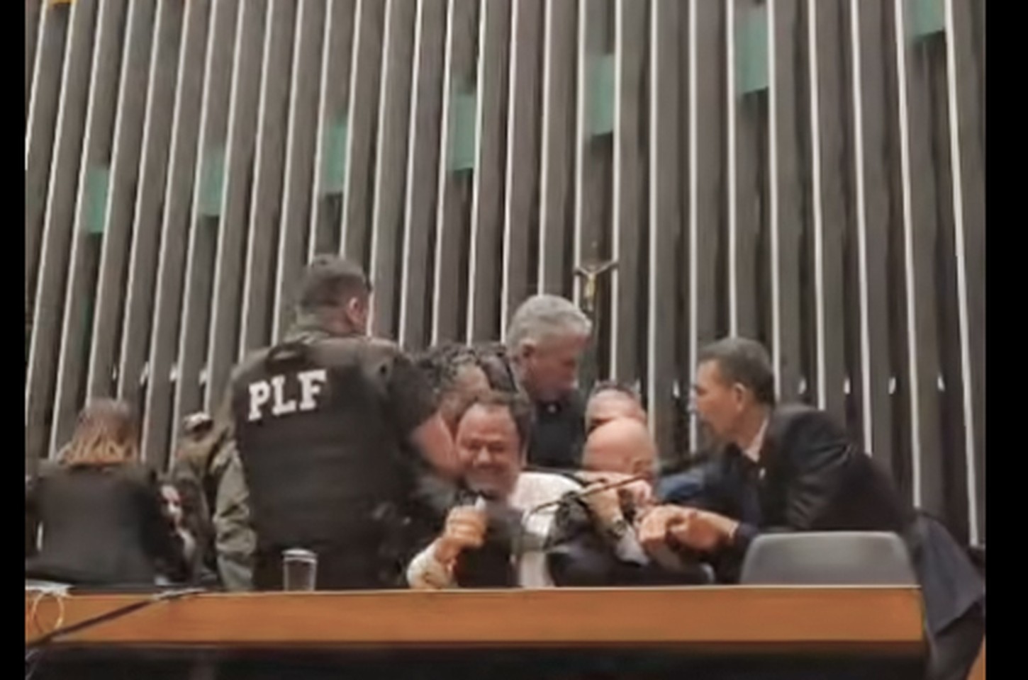 Deputado é retirado à força do plenário após ocupar presidência da Câmara