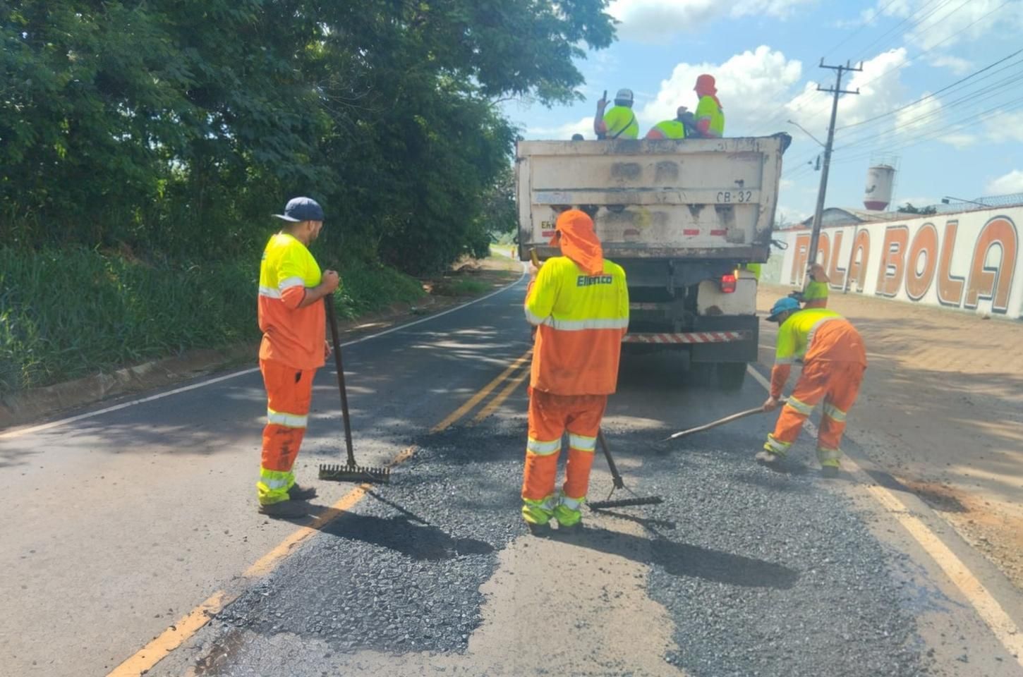 Der realiza tapa-buracos emergencial na PR-424 no Norte Pioneiro