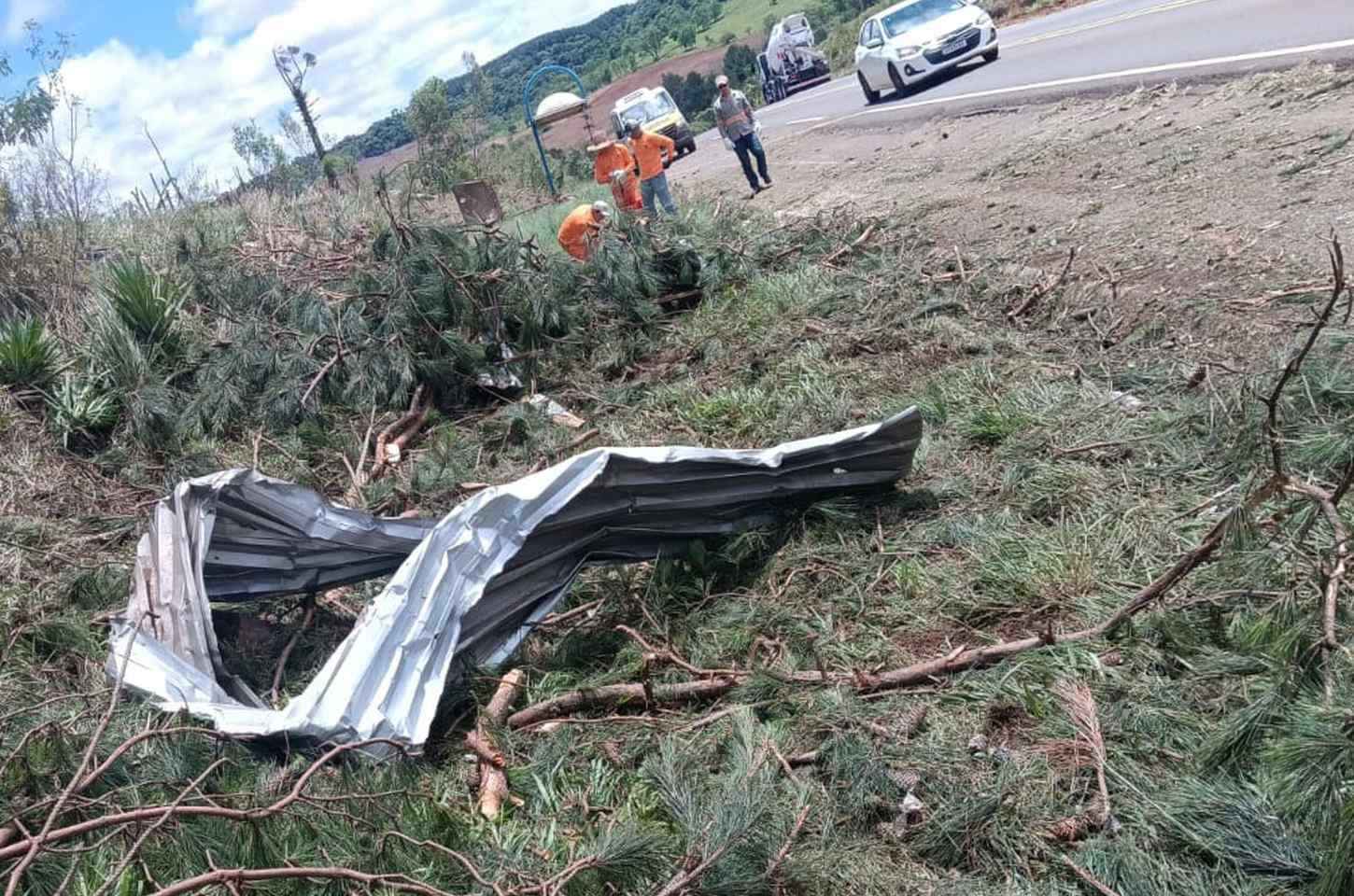 DER/PR atua na recuperação de rodovias após tornados no Paraná