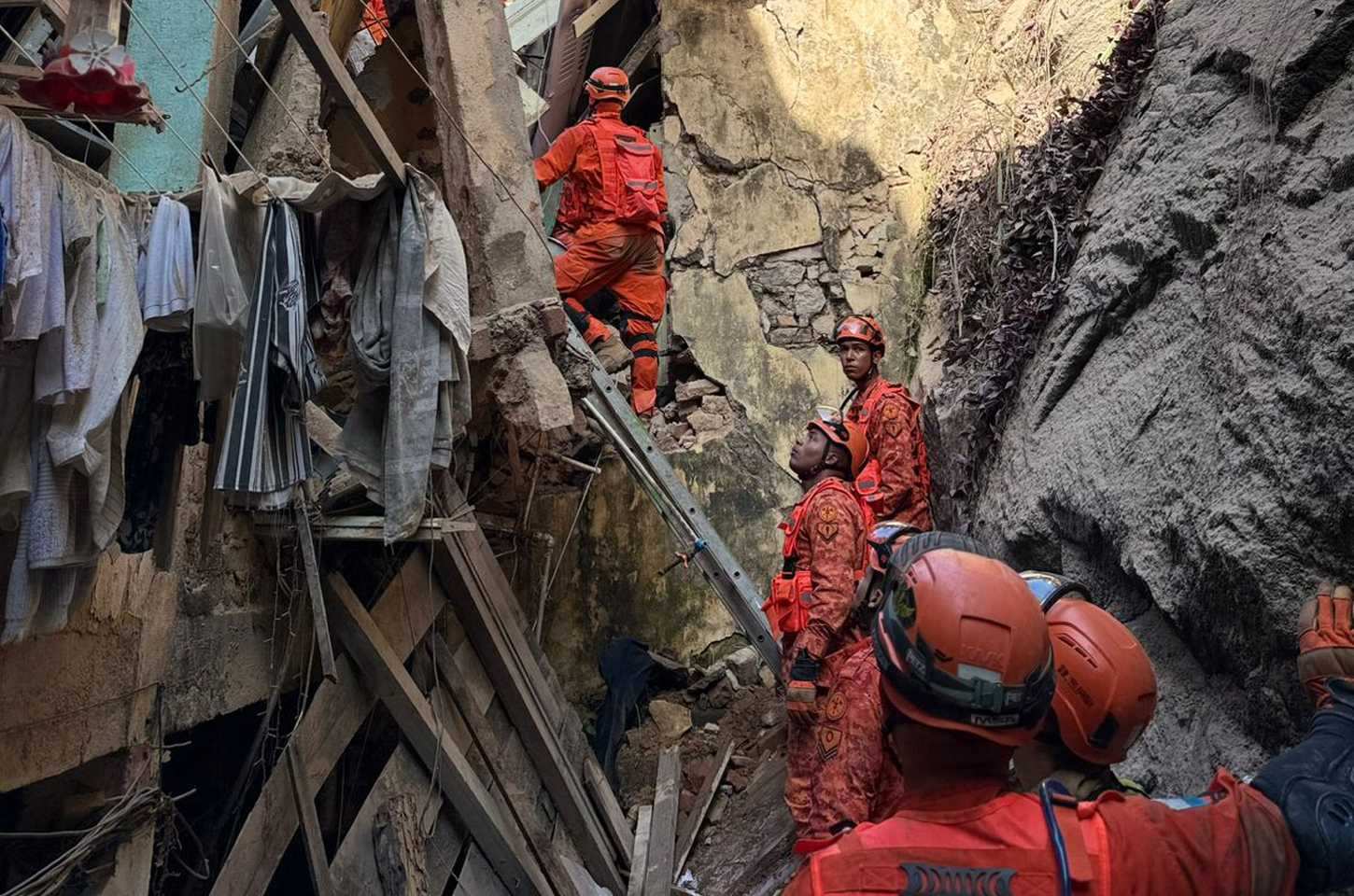 Desabamento no Catete: 17 pessoas resgatadas com vida e sem desaparecidos