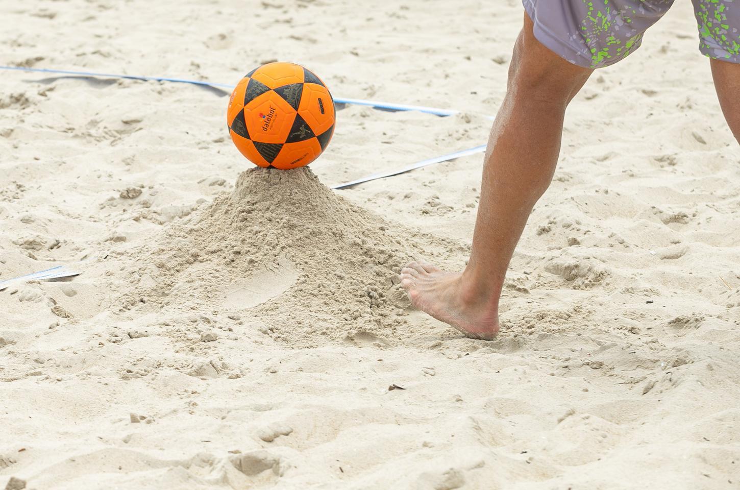 Desafio Brasil x Argentina de futevôlei agita praia de Caiobá neste domingo