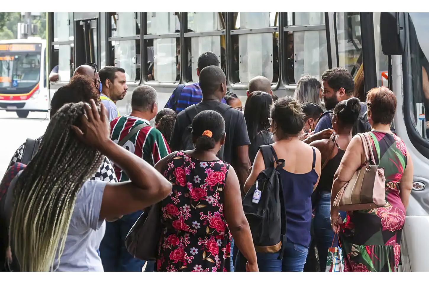 Desemprego de longo prazo cai 21,7% e atinge menor nível desde 2012