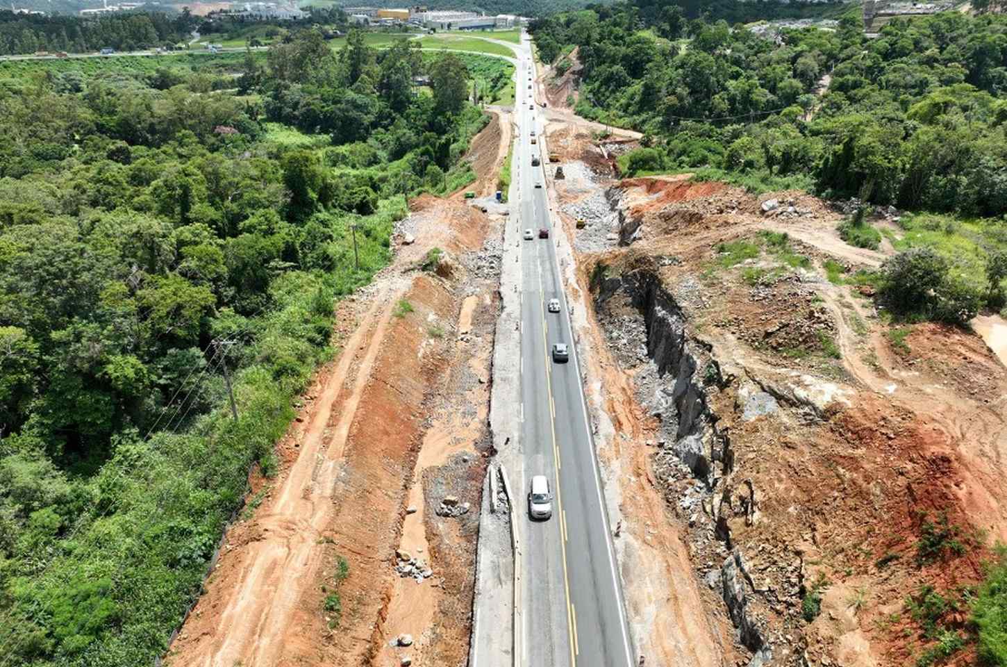 Desmonte de rochas na Rodovia Lívio Tagliassachi exige bloqueio e rotas alternativas