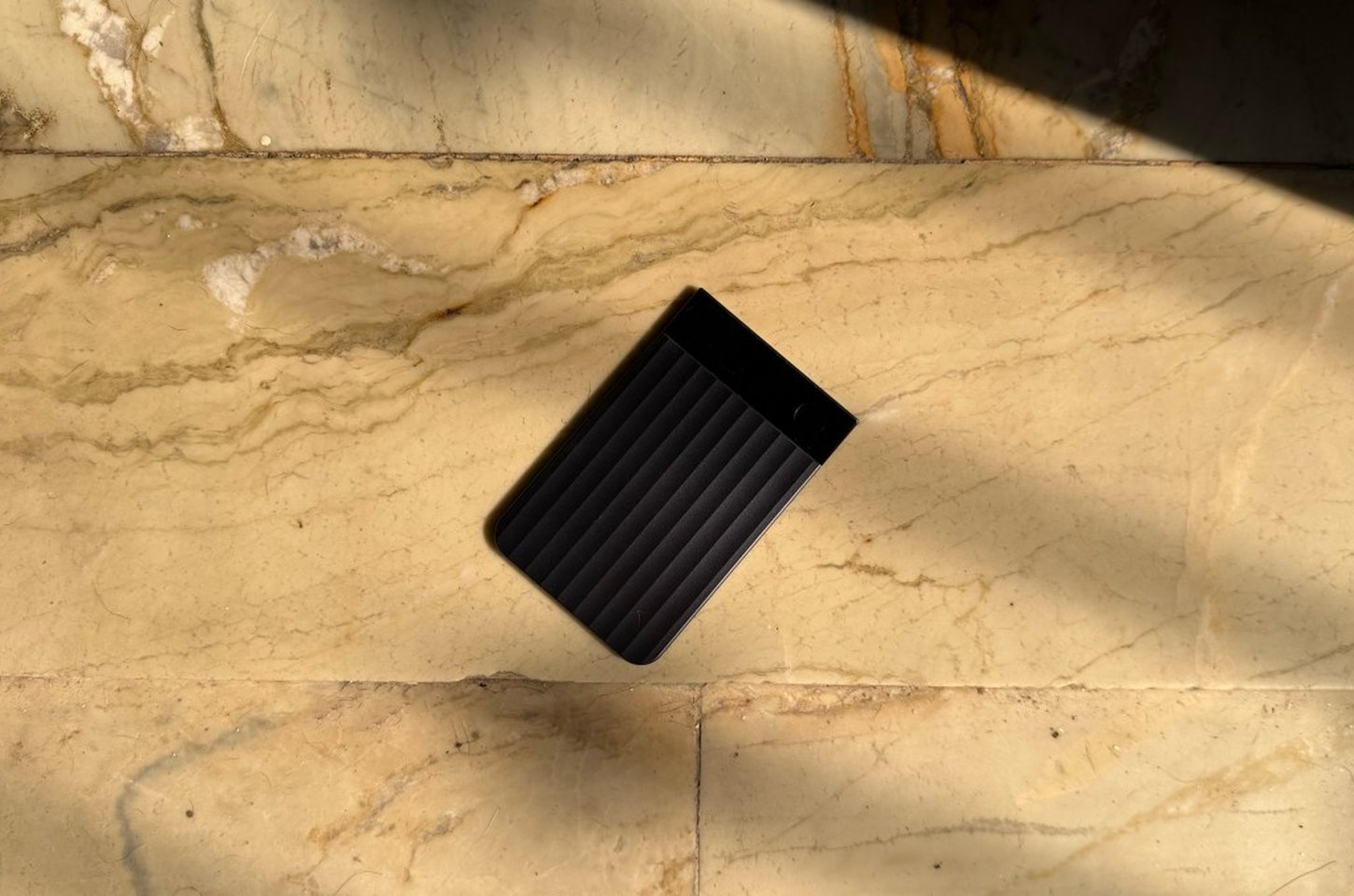 Dispositivos físicos de IA para transcrição de reuniões ganham mercado