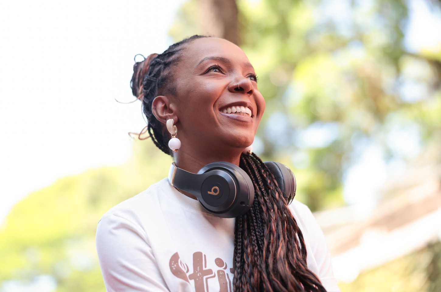 Do chinelo à compaixão: a jornada de uma biomédica autista que calçou 60 mil crianças