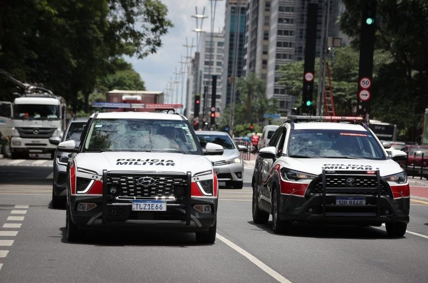 Dois homens são presos com caminhão roubado e placas trocadas em SP