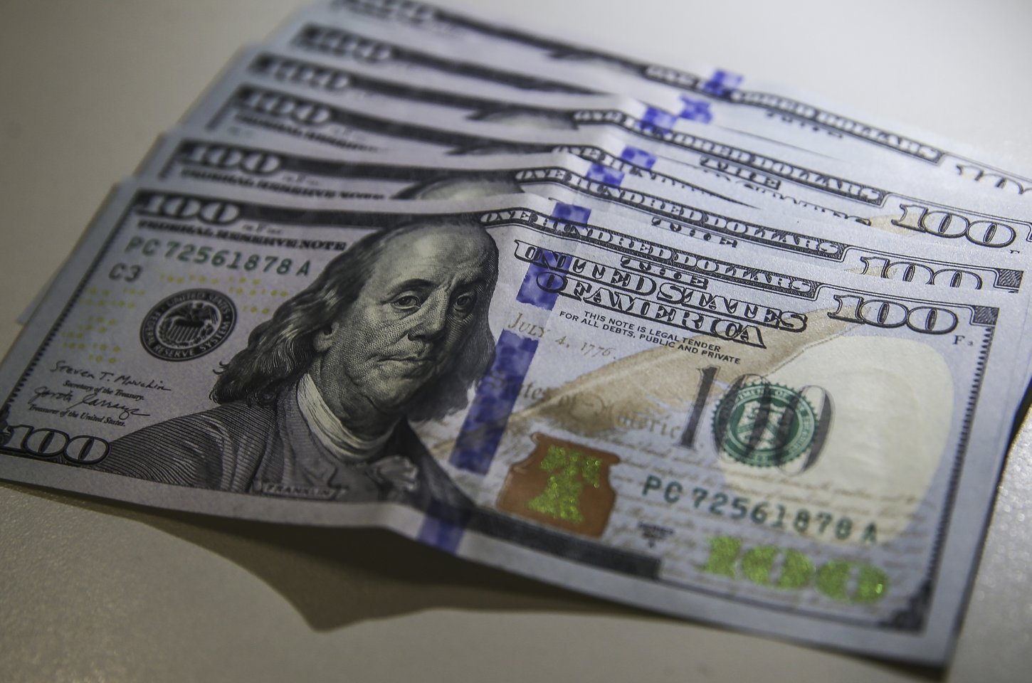 Dólar cai a menor valor em 20 meses e bolsa bate recorde histórico