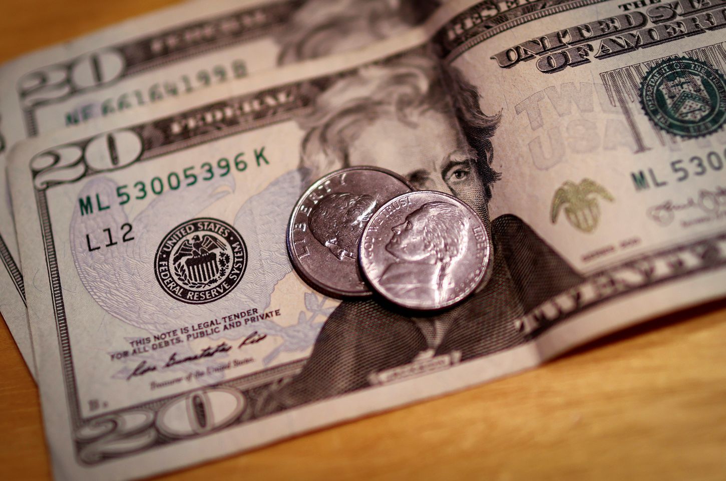 Dólar cai para menos de R$ 5,40 e bolsa atinge maior patamar em um mês
