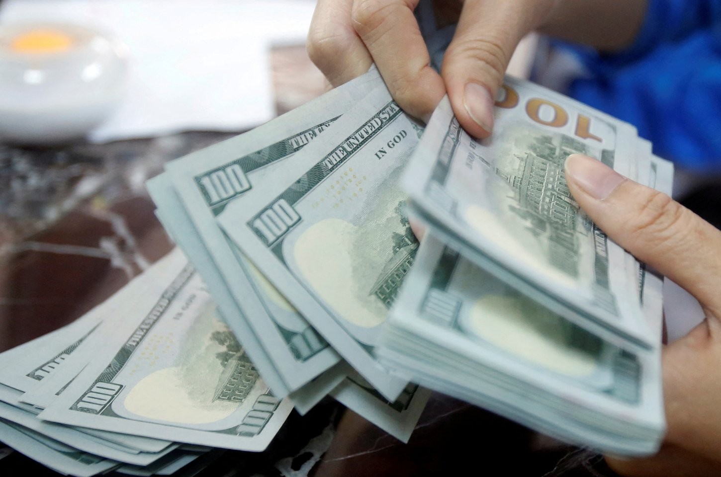Dólar fecha abaixo de R$ 5 e bolsa cai pelo terceiro dia, influenciados por cautela global