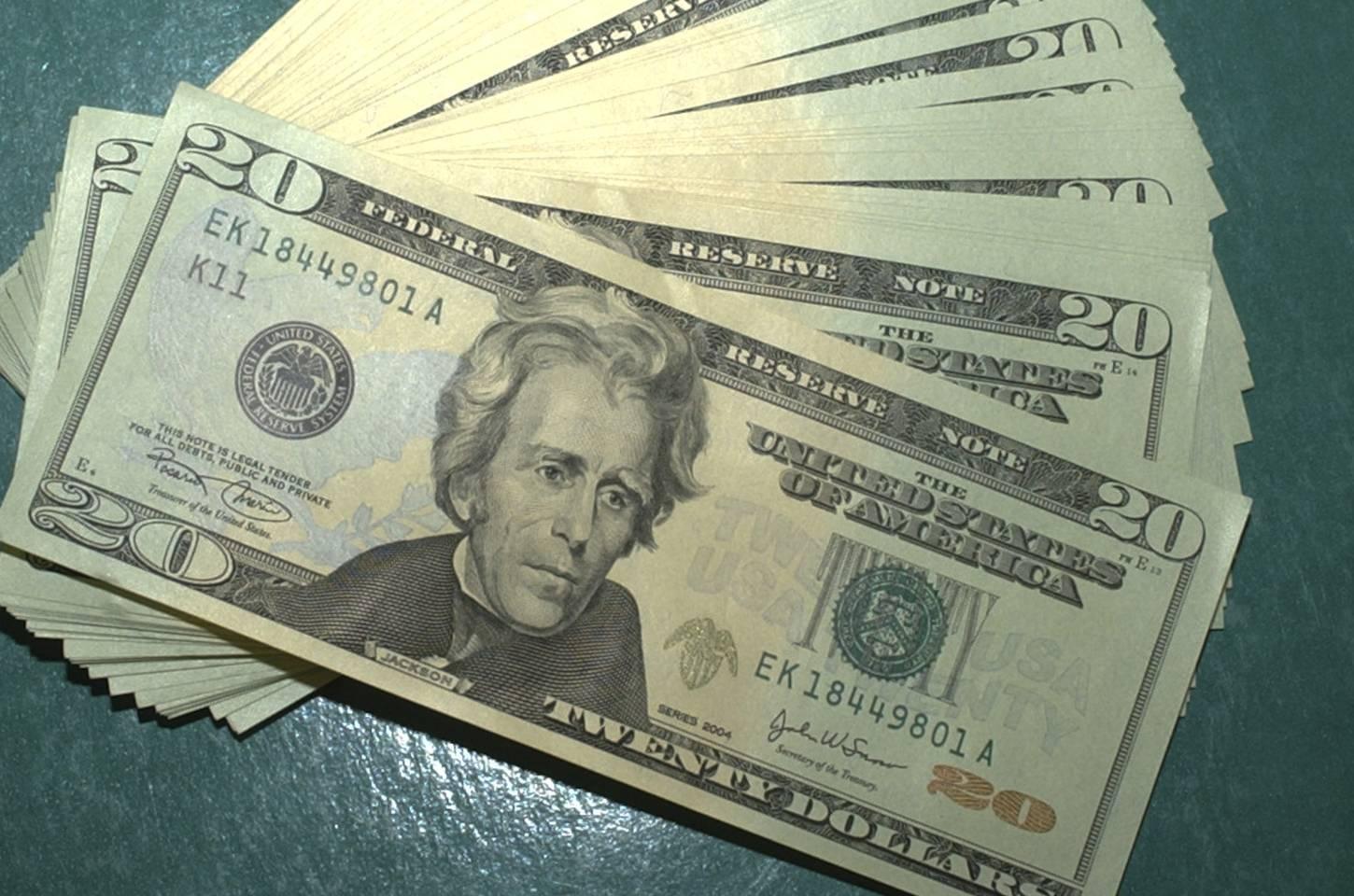 Dólar recua e Bolsa avança em semana de tensões no Oriente Médio