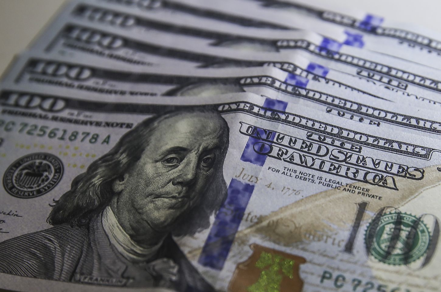 Dólar se aproxima de R$ 5,60 com alta de remessas ao exterior