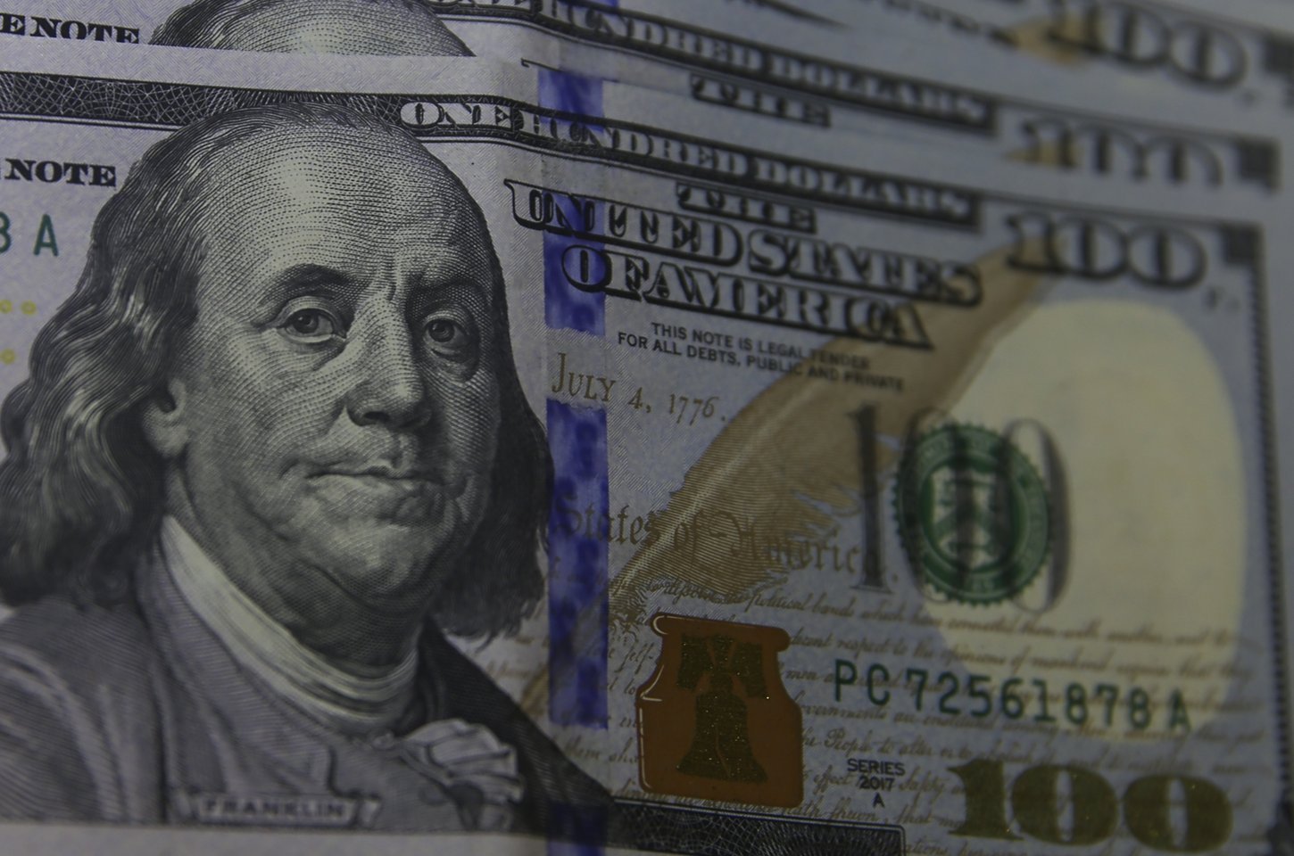 Dólar sobe e bolsa cai em dia de tensões externas e políticas no Brasil