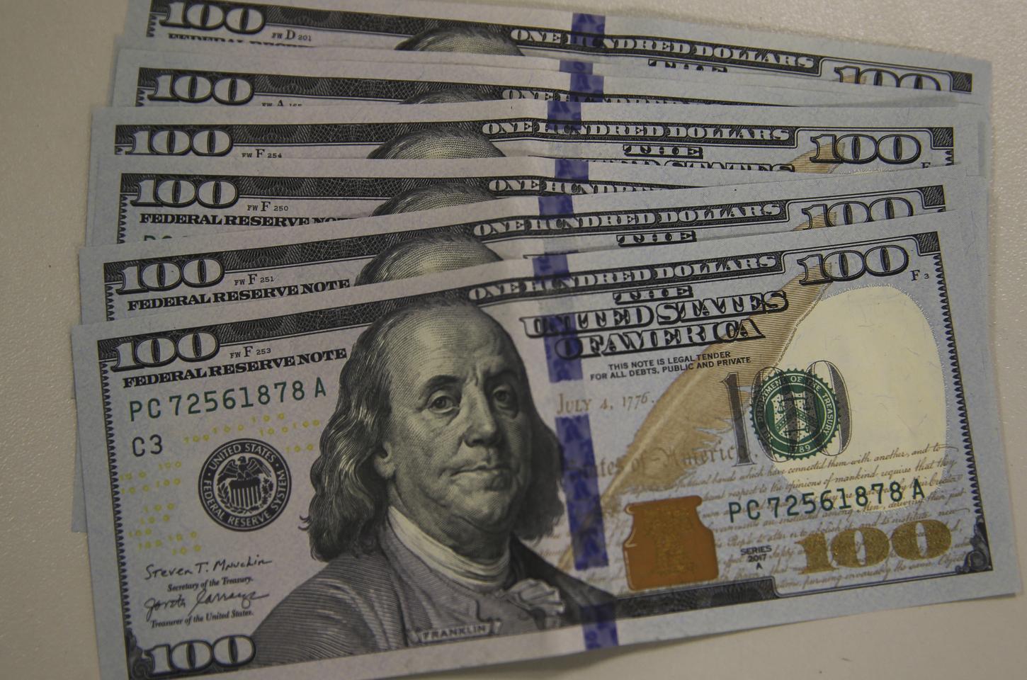 Dólar sobe e bolsa cai em dia de turbulência no mercado financeiro