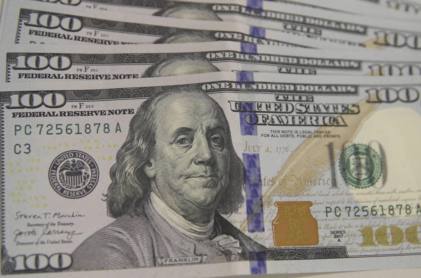 Dólar supera R$ 5,20 e petróleo dispara após ataques ao Irã
