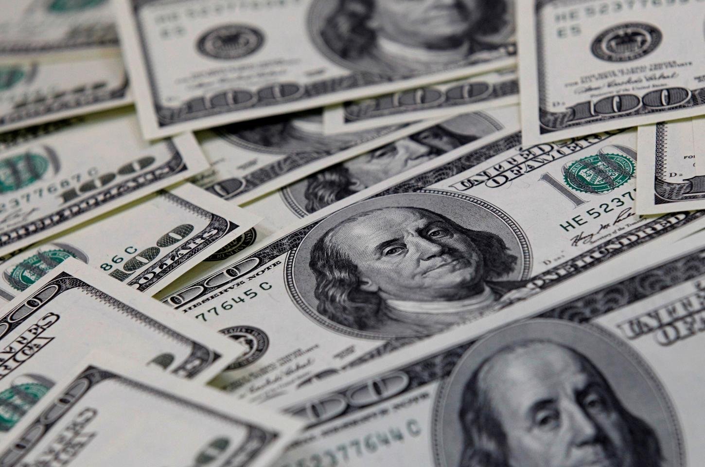 Dólar volta a fechar abaixo de R$ 5 e Bolsa sobe com alívio no risco político