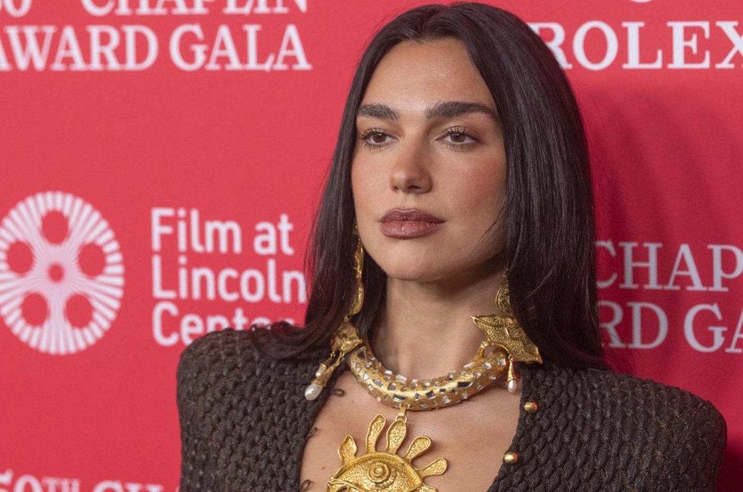 Dua Lipa processa Samsung por uso de sua imagem sem autorização em TVs