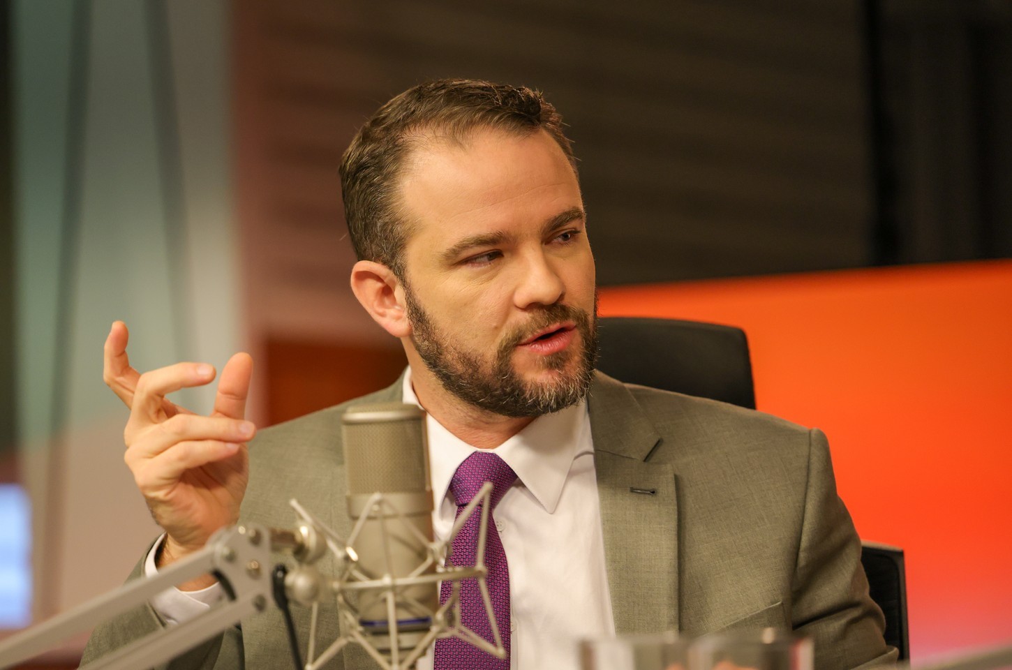 Durigan diz que Brasil deve ter superávit em 2026 e mantém estabilidade fiscal
