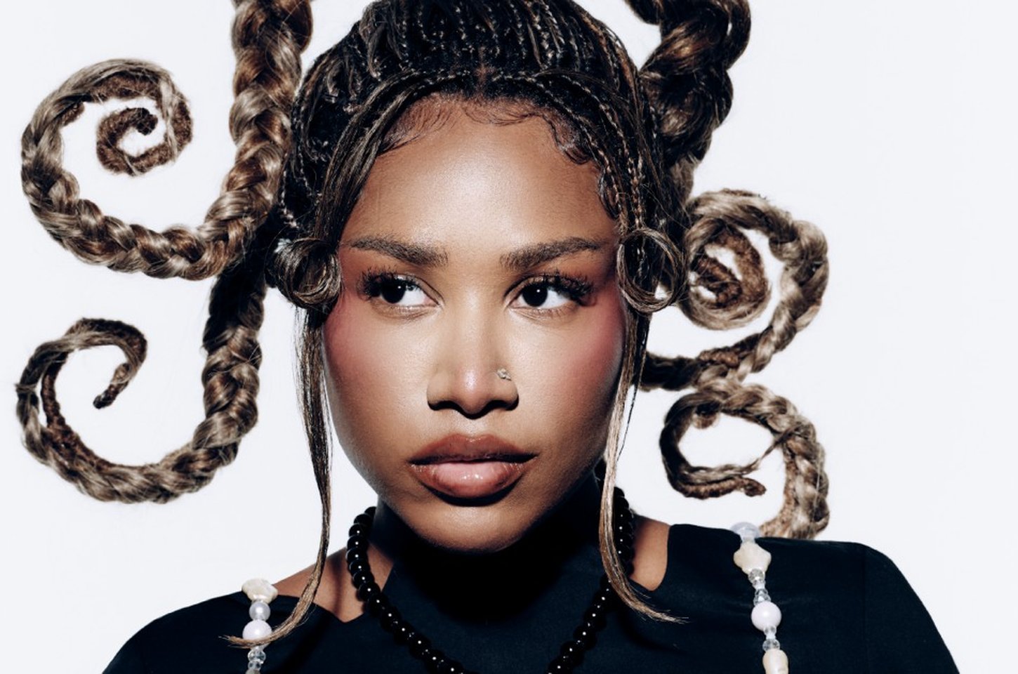 Ebony lança faixa a faixa de “KM2” para celebrar um ano do álbum