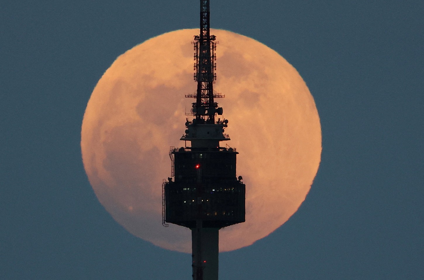 Eclipse lunar total deixa a lua vermelha, mas Brasil vê pouco