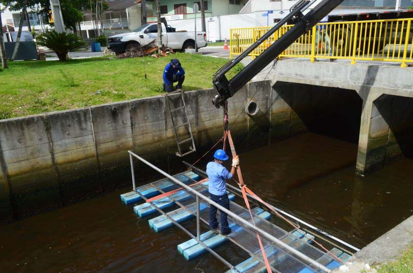 Ecobarreira no litoral do Paraná combate lixo e conscientiza veranistas