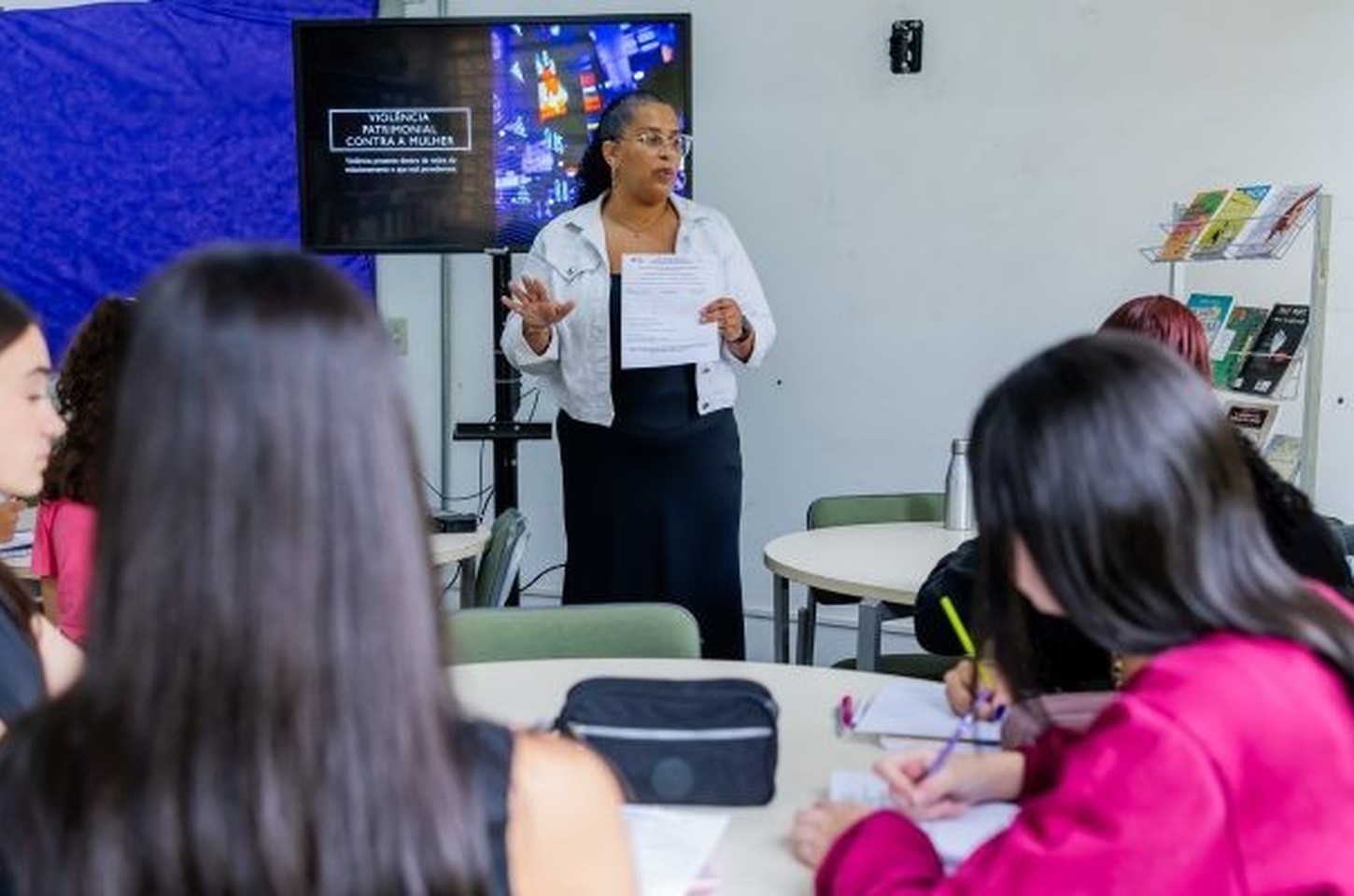 Educação financeira com foco feminino combate violência patrimonial em SP