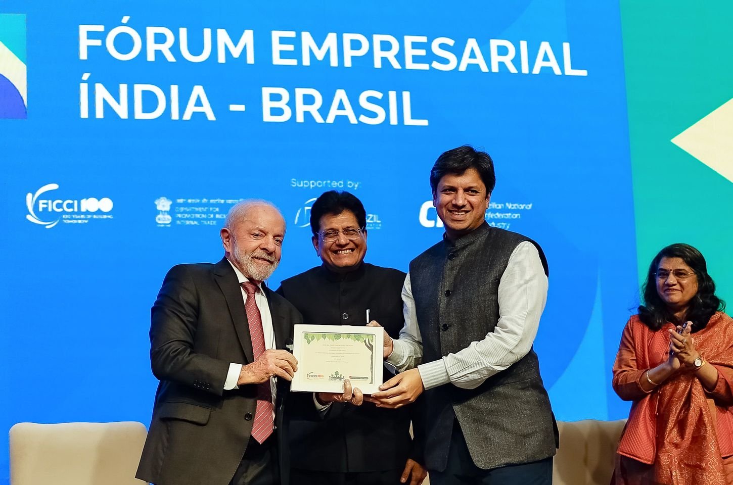 Embraer e Adani firmam acordo para montar jato E175 na Índia