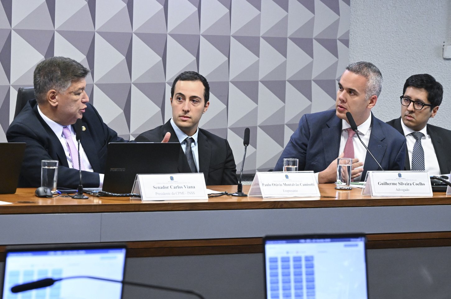 Empresário mantém silêncio em depoimento à CPMI do INSS