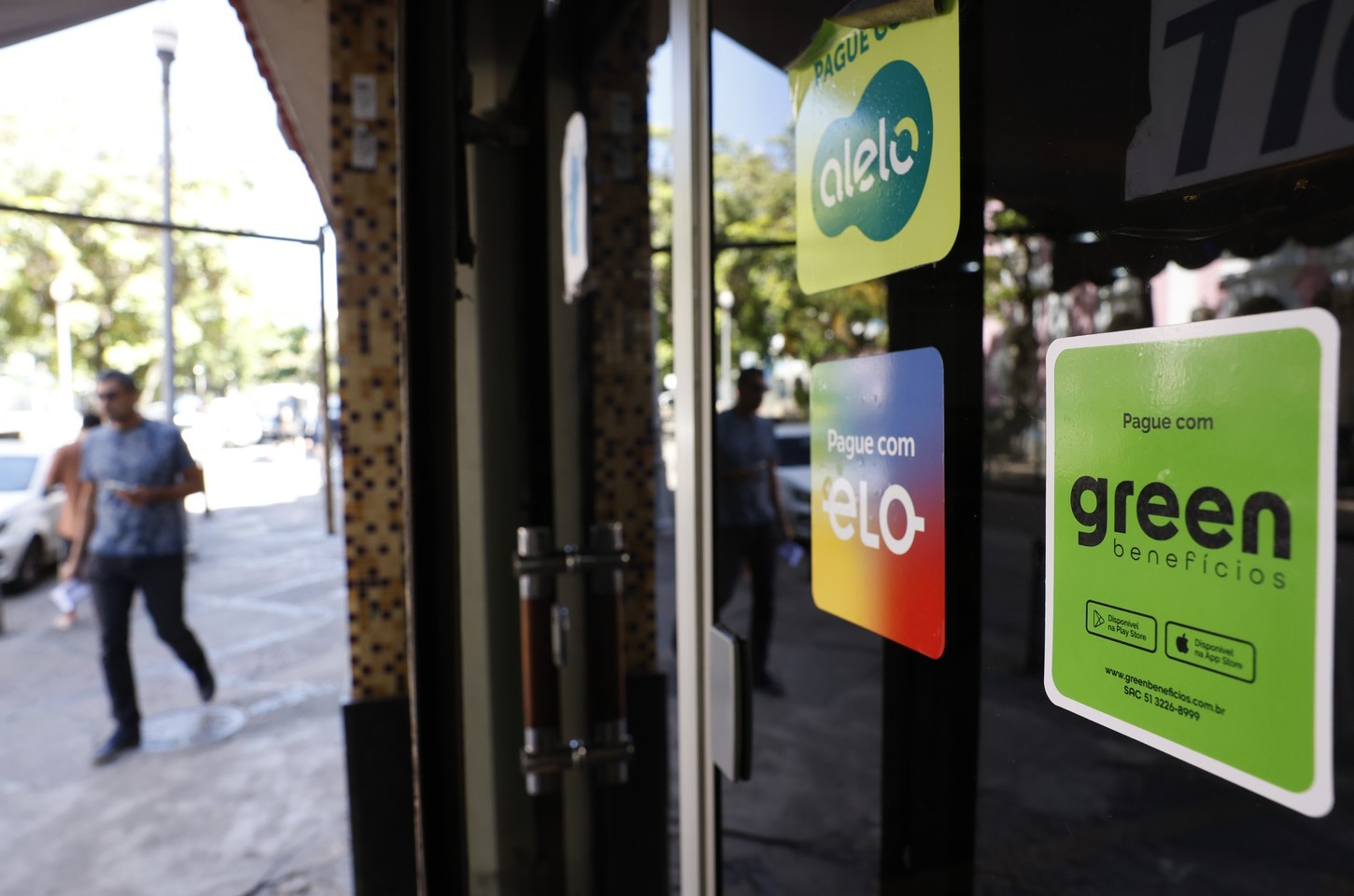 Empresários do setor de alimentação reagem a mudanças no vale-refeição
