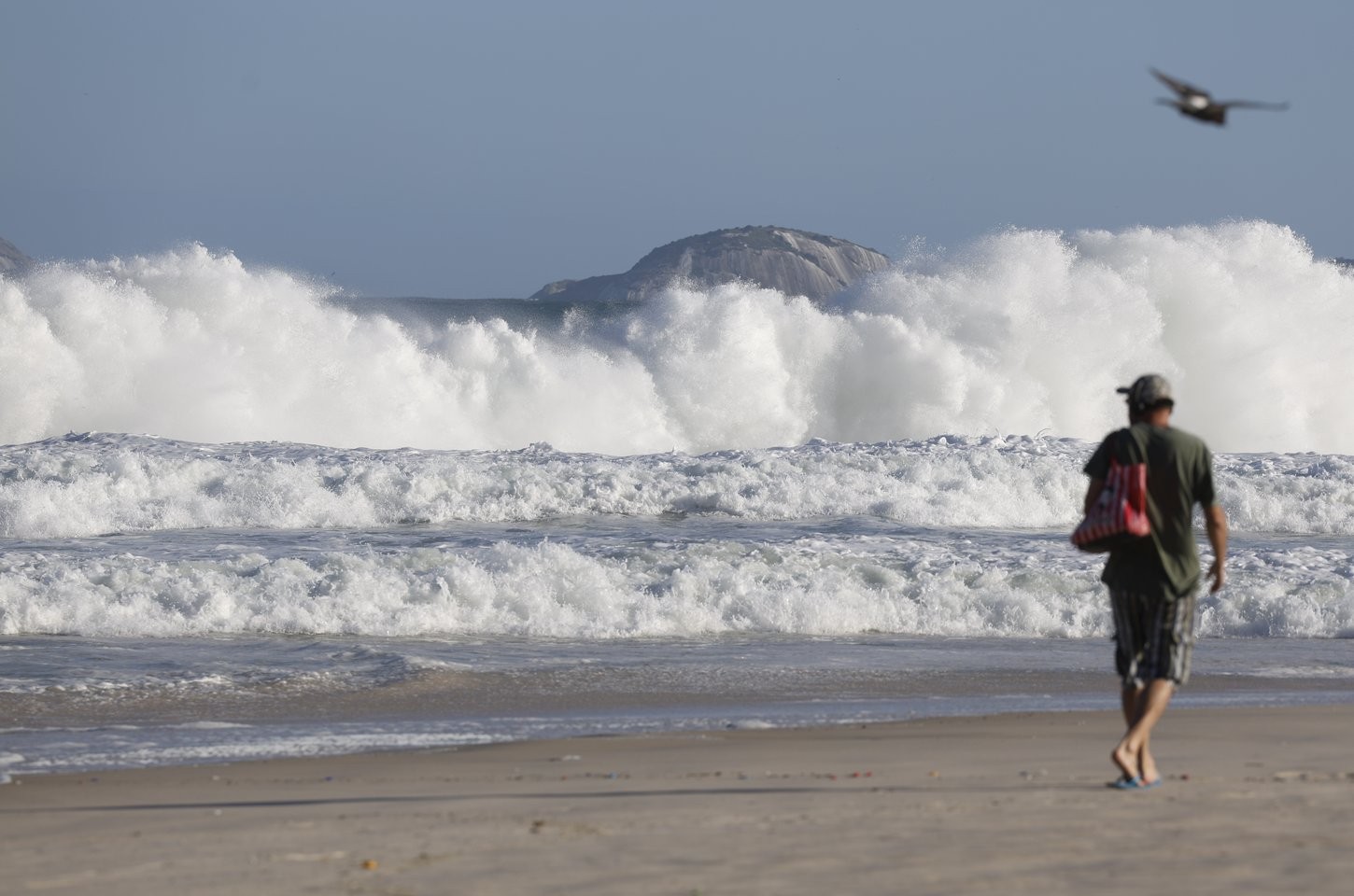 Engorda de praias e muros de contenção: solução ou problema maior?