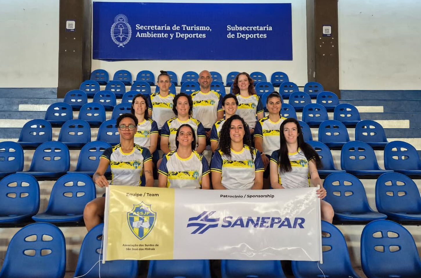 Equipe paranaense de futsal feminino para surdos disputa mundial na Argentina