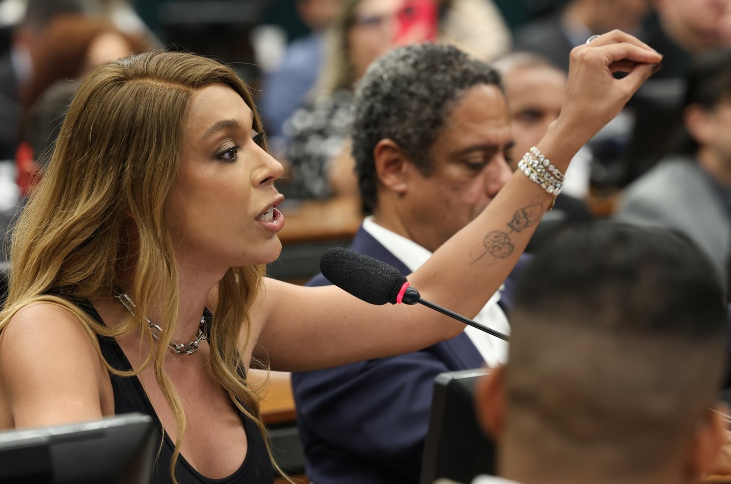 Erika Hilton rejeita negociação sobre compensações na PEC da 6x1 