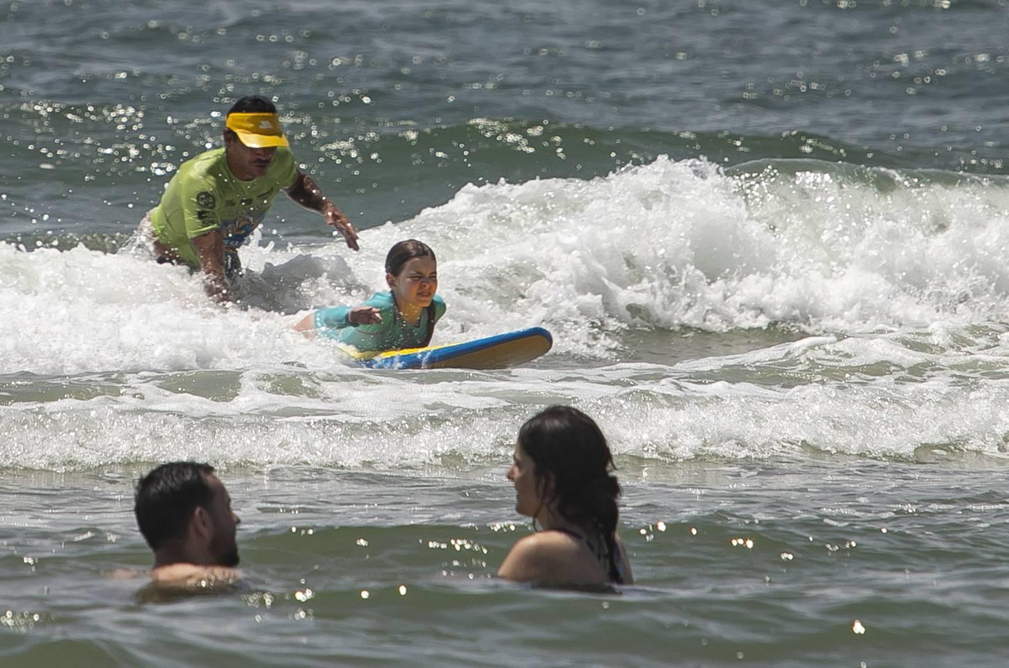 Escolinha de surfe gratuito encanta veranistas no litoral do Paraná