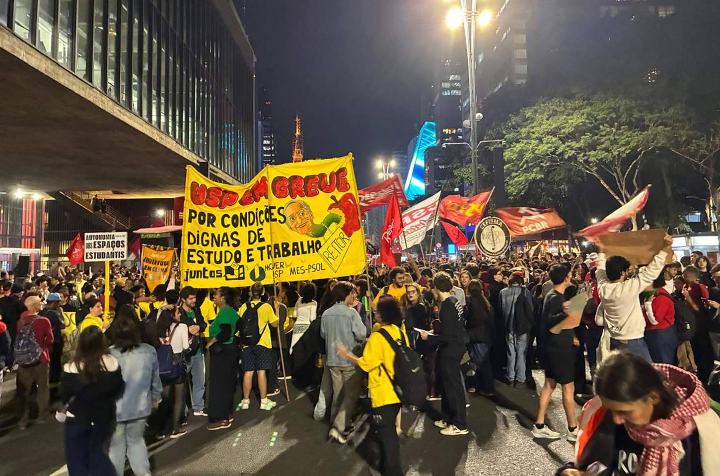 Estudantes da USP protestam no centro de SP por diálogo e contra cortes