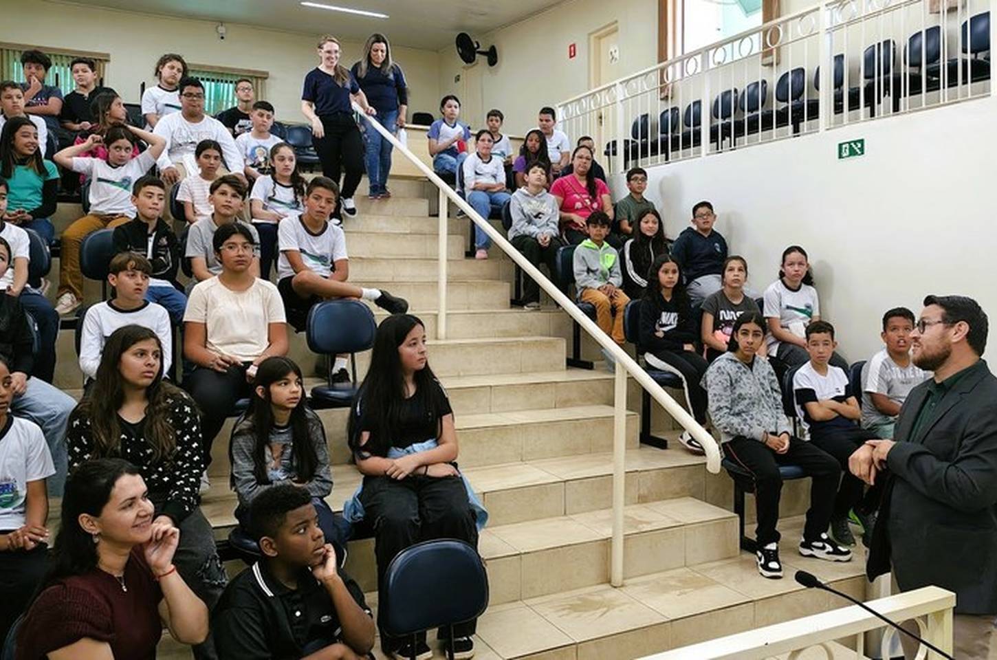 Estudantes de Ibiúna visitam Câmara e pedem melhorias como churrasco na merenda