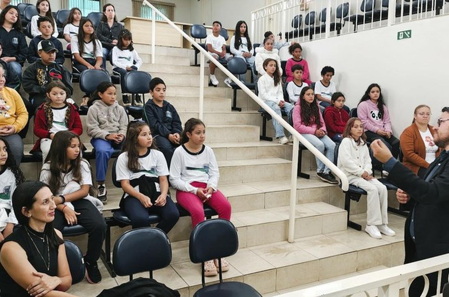 Estudantes de Ibiúna visitam Câmara Municipal e pedem melhorias para bairro