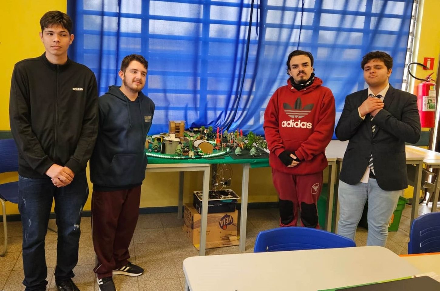 Estudantes de Pinhais criam cancela inteligente para travessia de trilhos