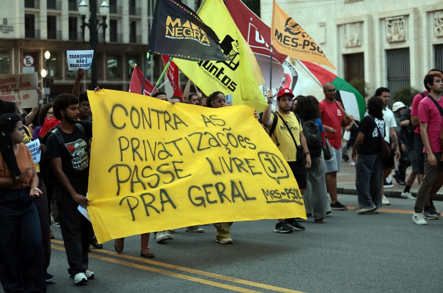 Estudantes protestam contra aumento de tarifas de transporte em São Paulo