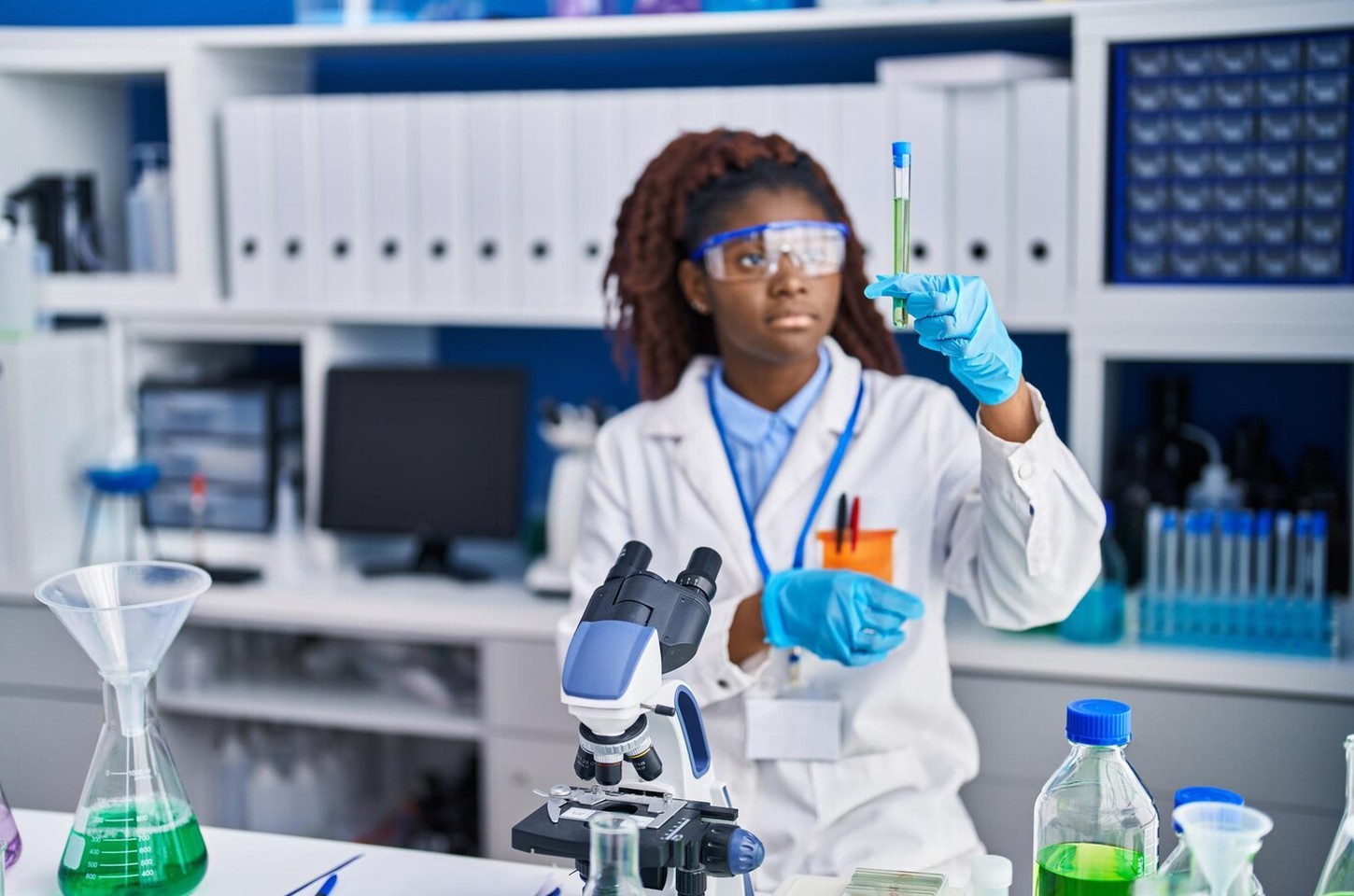 Estudo revela que educação de jovens negros não garante equidade no mercado