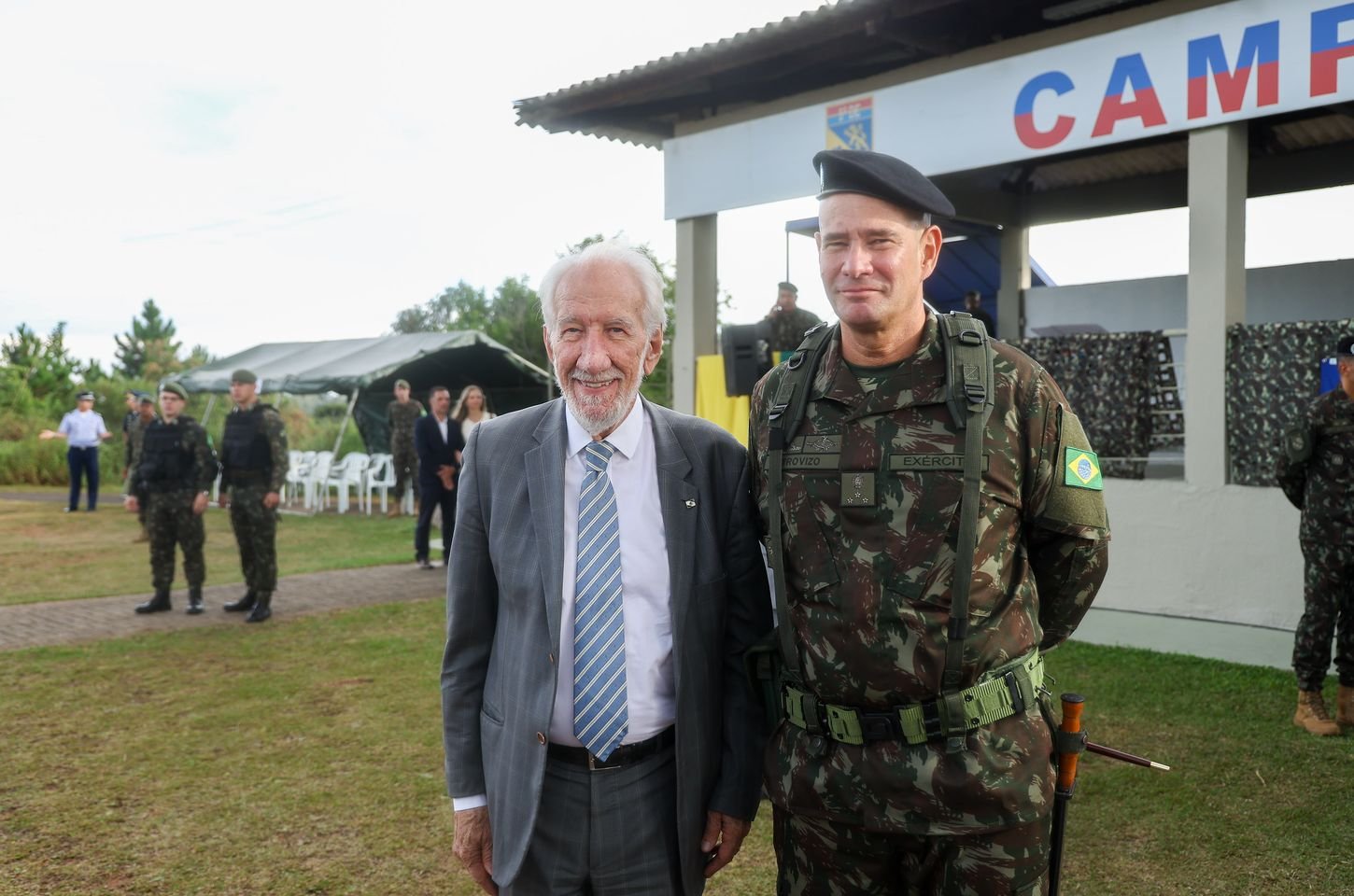 Exército realiza passagem de comando da 5ª Divisão no Paraná