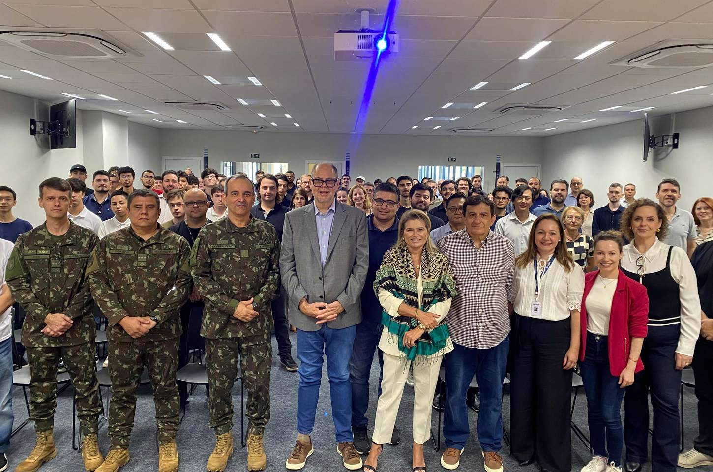 Exército visita hub de inteligência artificial do Paraná para parceria estratégica