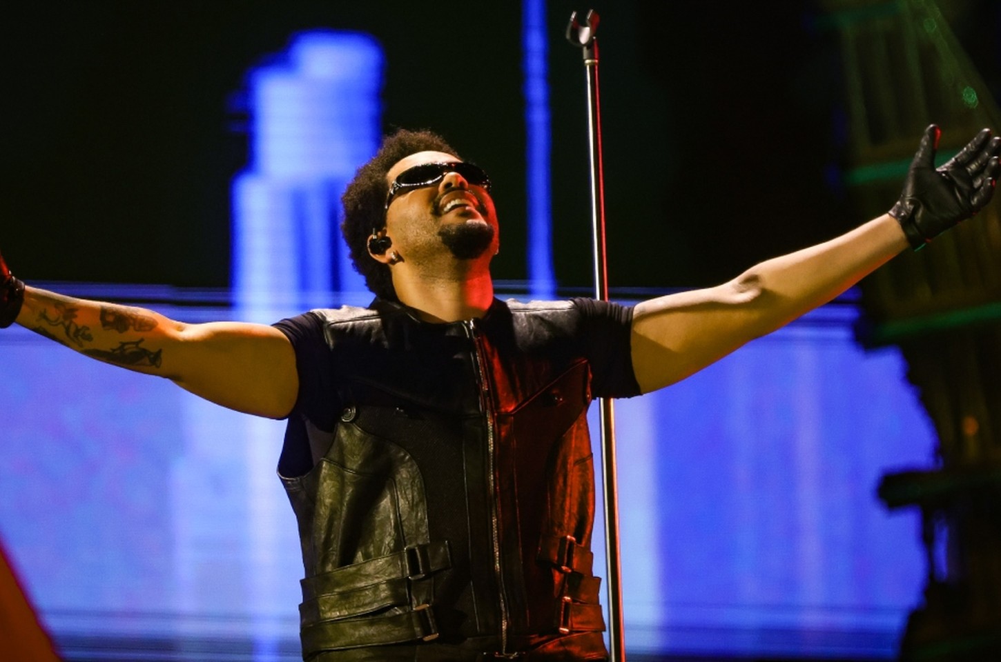 Fã se atrapalha, e The Weeknd cai na risada em show em SP